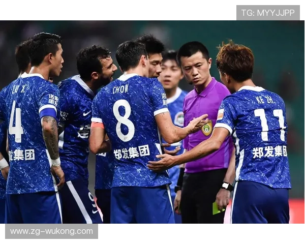 为什么球员抗议判罚却很少改变结果？VAR时代裁判权威如何界定