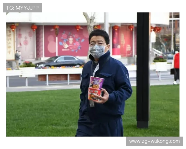 张帅训练完直接拎爱马仕去吃路边摊，这反差谁懂啊