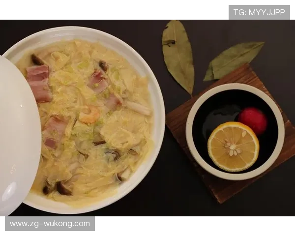 肖若腾赛前啃鸡腿的样子，像极了我熬夜追剧时偷吃宵夜